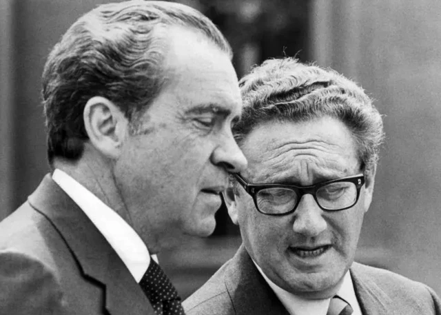 کسنجر (دائیں) اور صدر نکسن