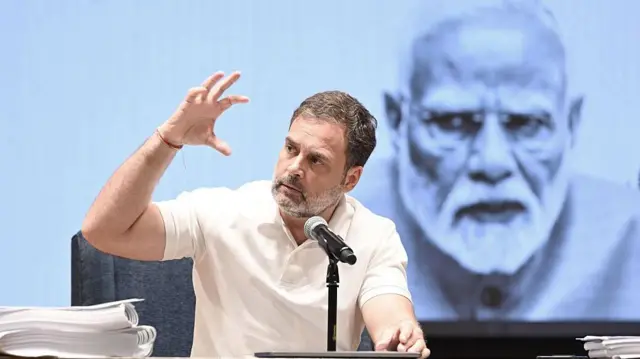 راہل گاندھی نے الیکشن کمیشن پر 'جمہوریت کو برباد کرنے' کا الزام لگایا ہے