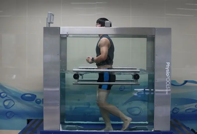 رجل يؤدي تمارين رياضية على جهاز المشي تحت الماء في مركز تشجيانغ للتأهيل الطبي، في 25 يونيو/حزيران 2025، بمدينة هانغتشو في مقاطعة تشجيانغ شرقي الصين.