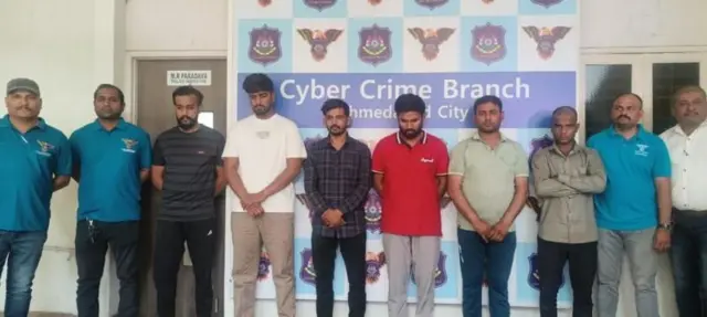 Photo Caption- व्यापाऱ्यांची कोट्यवधी रुपयांची फसवणूक केल्याप्रकरणी पोलिसांनी संशयित आरोपींना अटक केली आहे.