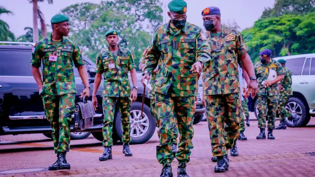 Awọn adari ẹka abo n wọ ibi ipade pẹlu aarẹ Buhari