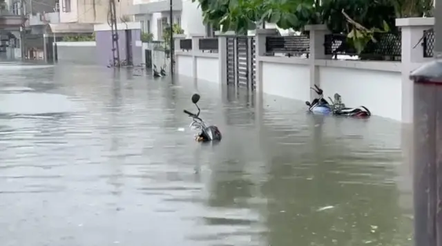 ચાર દિવસથી જિલ્લામાં દરરોજ 250 મી.મી.થી લઇને 390 મી.મી. વરસાદ પડતા ચોતરફ પાણી ભરાઈ ગયા હતા