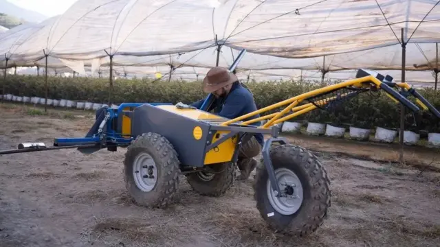 homem pilotando máquina