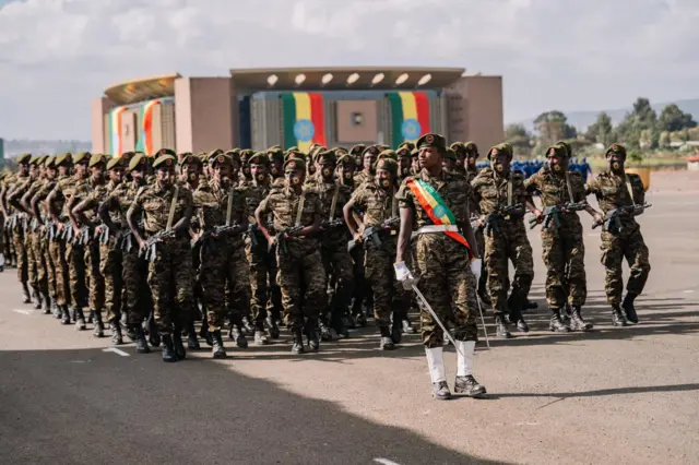 የመከላከያ ሠራዊት አባላት ወታደራዊ ትርዒት ሲያቀርቡ