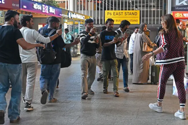 पैपराज़ी बिरादरी से जुड़े लोगों का कहना है कि यूट्यूबर्स से उन्हें भी दिक्कत हो रही है (प्रतीकात्मक फ़ोटो) 