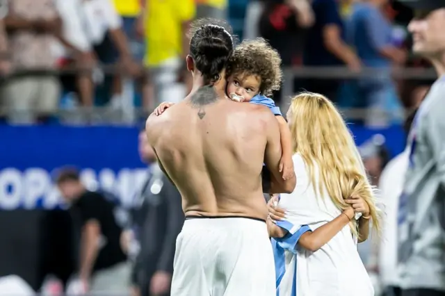 Nunez kavga sonrası ailesiyle saha içinde görülüyor