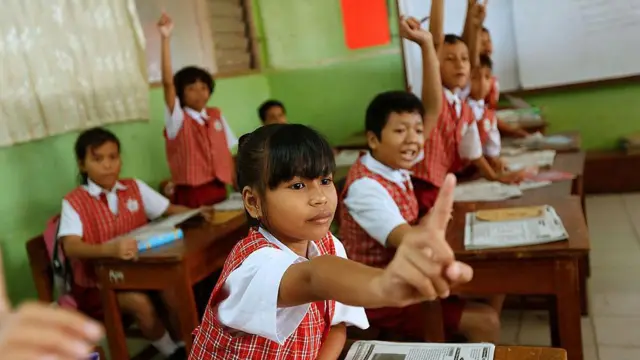 Foto yang diambil pada 19 Februari 2013 di Jakarta ini menunjukkan sejumlah siswa mengangkat tangan untuk menjawab pertanyaan guru.