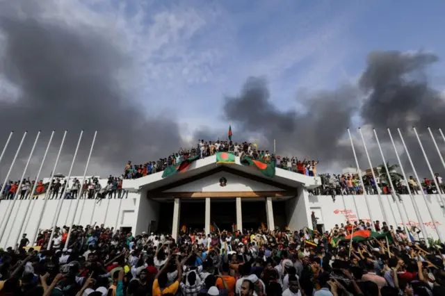 Manifestantes dentro de la sede del gobierno de Bangladesh