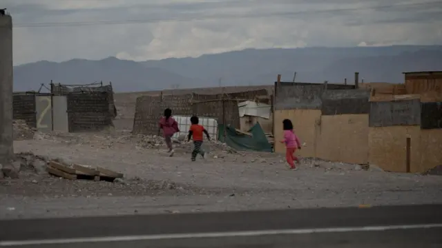 Niños juegan por las calles del pueblo. 