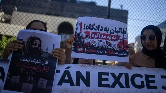 در روزهای گذشته، پناهجویان افغان با برگزاری تجمعاتی با تصمیم اتحادیه اروپا برای مذاکره با طالبان ابراز مخالفت کردهاند