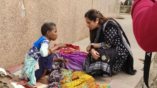 भिखारियों को समझाने की कोशिश