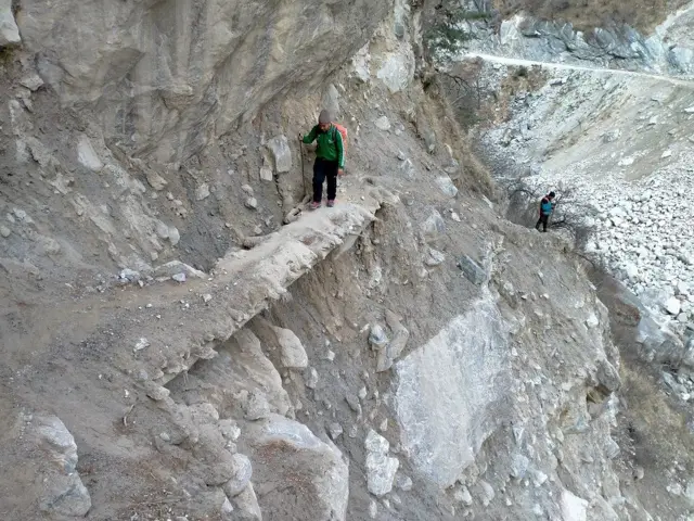 दार्चुलाको दुर्गम भेगको एउटा गोरेटो बाटो