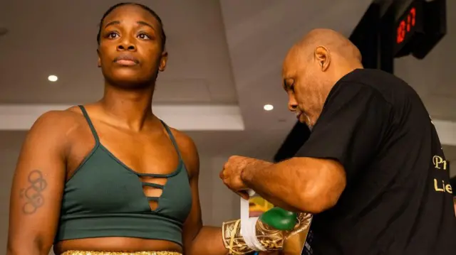 رکورد حرفه‌ای شیلدز شامل ۱۴ برد متوالی پس از پیروزی مقابل ماریسلا کورنیخو در ماه ژوئن است.