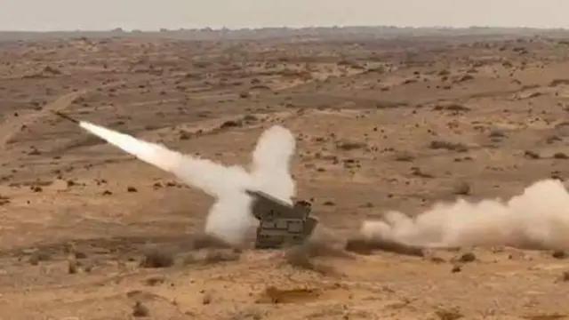 Erkak videoda ozining katta sikini qiladi