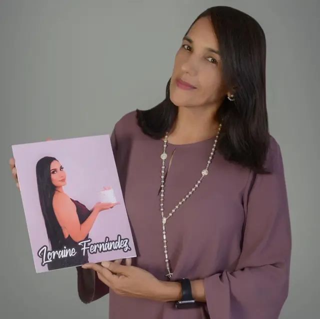 Marilin Vargas muestra una foto de su hija Lorraine