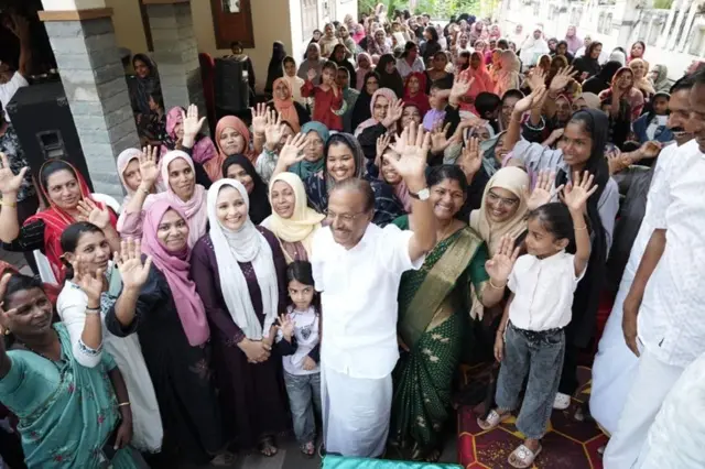 مسٹر پی کے کنہالی کٹی، انڈین یونین مسلم لیگ کے قومی جنرل سکریٹری اور کیرالہ قانون ساز اسمبلی میں اپوزیشن کے ڈپٹی لیڈر اپنے حلقے ملاپورم کے ووٹروں کے ساتھ