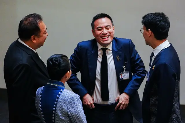 เอกนัฏ พร้อมพันธุ์ รมว.พลังงาน เพิ่งประกาศลดราคาน้ำมันหน้าโรงกลั่น 2 บาท/ลิตร