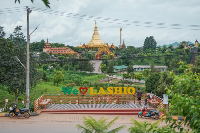 ရပ်ကွက် (၁၂) နယ်မြေရဲစခန်းပစ်ခတ်မှုအတွင်းမှာ လက်နက်ငယ်တွေ နဲ့သာမက ရှော့တိုက်ဒုံး ပါ ပါတယ်လို့ ဒေသခံတွေက ဘီဘီစီကိုပြောပါတယ်။
