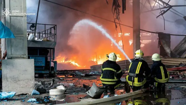 Vatrogasni tim pokušava da ugasi vatru