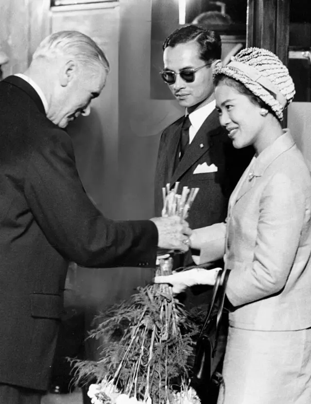 Königin Sirikit und König Bhumibol von Thailand - Begrüßung in Hamburg durch den Bürgermeister Max Brauer
(Eingeschränkte Rechte für bestimmte redaktionelle Kunden in Deutschland. Limited rights for specific editorial clients in Germany.) Königin Sirikit und König Bhumibol von Thailand - Deutschlandreise: Begrüßung in Hamburg durch den Bürgermeister Max Brauer (l.) (Photo by ullstein bild/ullstein bild via Getty Images)