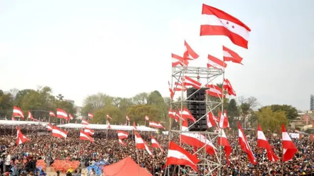 नेपाली कांग्रेसको आयोजनामा भएको कुनै कार्यक्रममा देखिएको कार्यकर्ताहरूको भिड र पार्टीका झण्डाहरू
