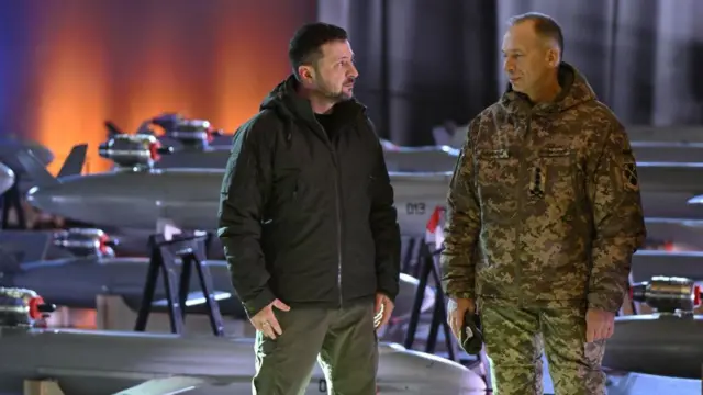 Зеленський та Сирський на виставці зброї