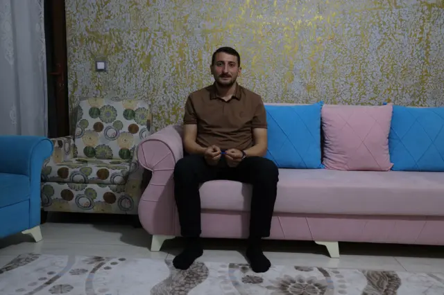 Habip Bayhan koltukta oturuyor