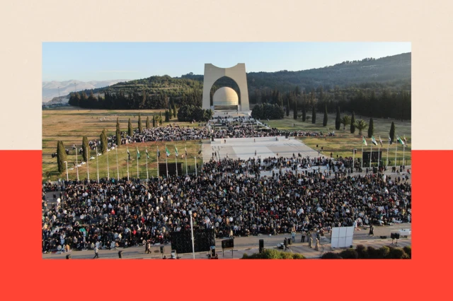 Des centaines de personnes accomplissent la prière spéciale de l'Aïd al Fitr sur la Tombe du Soldat Inconnu sur le mont Qasioun à Damas.
