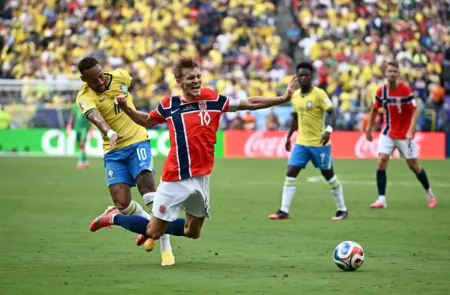 Neymar recebeu cartão amarelo por esta falta em Martin Odegaard