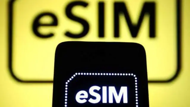 Слово eSIM, название встроенной программируемой SIM-карты, отображается на смартфоне и на заднем плане.