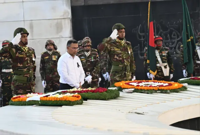 দাফনের পর খালেদা জিয়াকে ফুল দিয়ে শ্রদ্ধা জানানো হয়