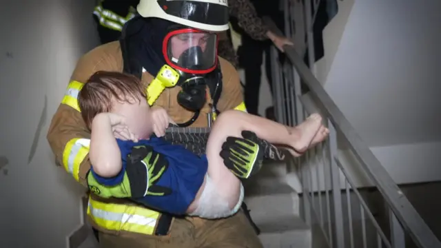 Рятувальники виносять людей під час пожежі в Одесі