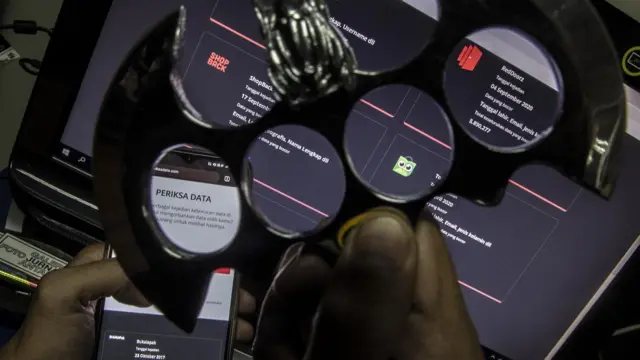 Seorang karyawan memeriksa kebocoran data di beberapa situs internet melalui situs web www.periksadata.com di Jakarta, Senin (5/9/2022).