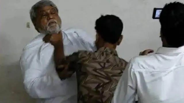 কাজী এ টি এম আনিসুর রহমান বুলবুলের গলা চেপে ধরেছেন এক ব্যক্তি