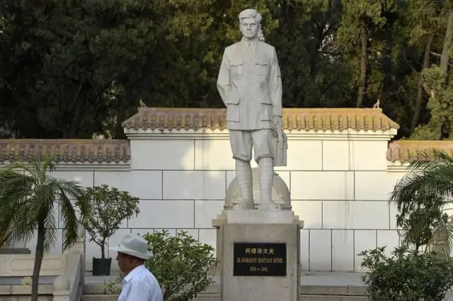 चीनमध्ये असलेली भारतीय डॉक्टर द्वारकानाथ कोटनीस यांची मूर्ती. त्यांच्यावरच वी. शांताराम यांनी 'डॉ. कोटनीस की अमर कहानी' ही चित्रपट निर्मिती केली होती
