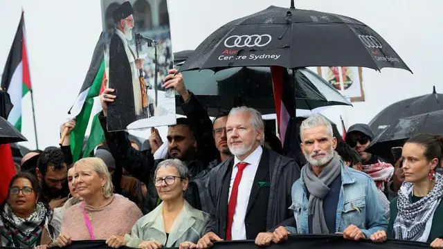 رغم الأمطار تجمع المتظاهرون على جسر ميناء سيدني الشهير