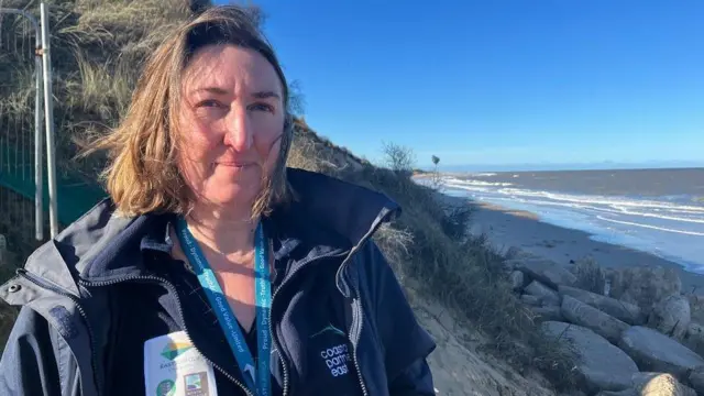 해안가에 서 있는 카렌 토마스