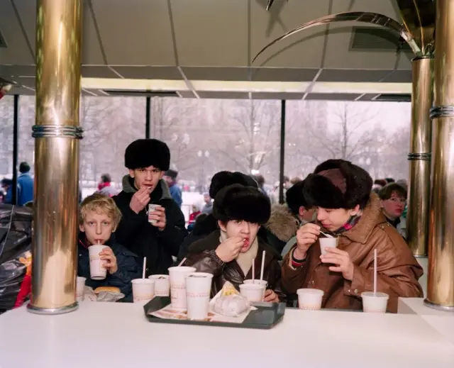 Первый московский «Макдональдс» на Пушкинской площади в 1991 году