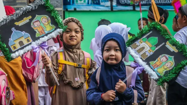 Anak-anak Muslim Indonesia berparade di jalan-jalan 