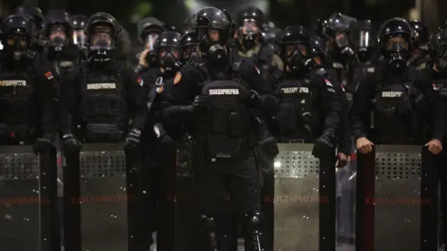 Desetine policajaca u punoj opremi sa maskom na licu i štitovima u rukama