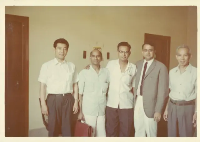 डावीकडून दुसरे गांगल आणि उजवीकडे कोपऱ्यात नोबुओ मोरीसावा