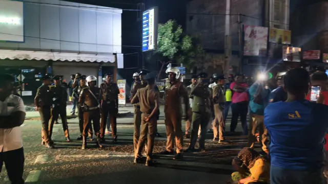 ජනතා විරෝධතා හමුවේ සුළං ටර්බයින රැගෙන ගිය වාහන මන්නාරම ප්රධාන පාලම අසළ නවතා දැමීමට වාහන රියදුරන් කටයුතු කර ඇති අතර, අදාළ භාණ්ඩවල ආරක්ෂාව වෙනුවෙන් පොලිසිය යොදවා තිබේ.