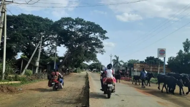 పశ్చిమ గోదావరి జిల్లాలోని రోడ్డు