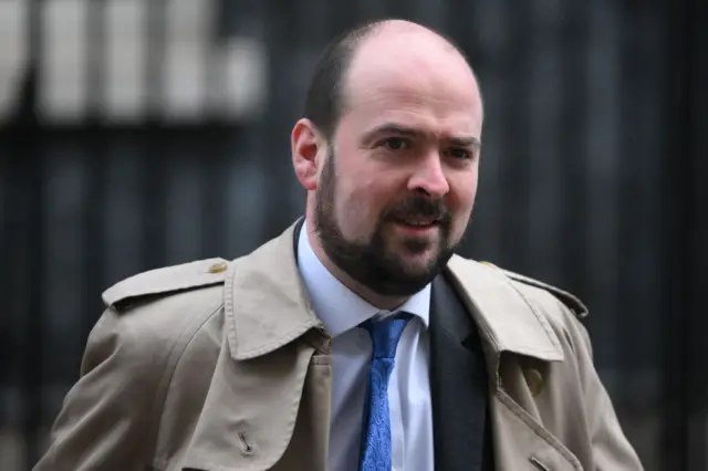 ریچارد هولدن با بارانی کرم رنگ