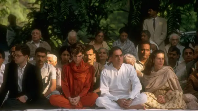 बुवा राजीव गान्धी, आमा सोनिया गान्धी र दिदी प्रियाङ्का गान्धीसँग राहुल गान्धी