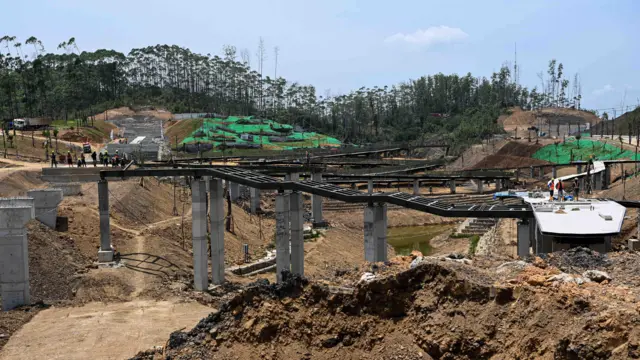 Suasana pembangunan Sumbu Kebangsaan di Ibu Kota Nusantara (IKN), Penajam Paser Utara, Kalimantan Timur, Jumat (22/09).