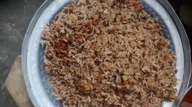 طبق المجدرة الفلسطينية الشعبية، المكونة من أرز وعدس، في إحدى خيام النزوح بمدينة رفح جنوب قطاع غزة