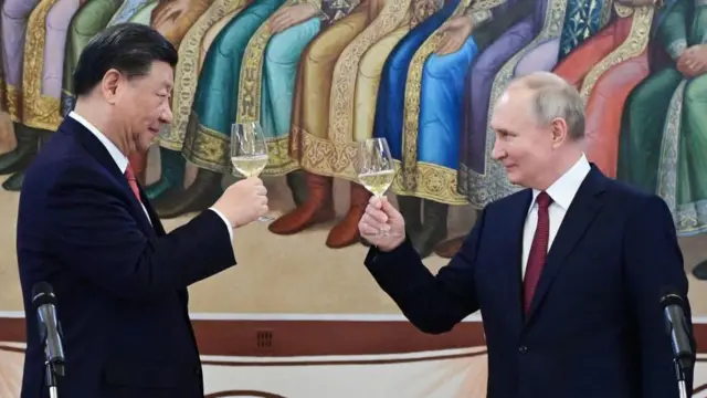 Vladimir Putin e Xi Jinping fazem brinde durante encontrobonus 100 euros zebetMoscou