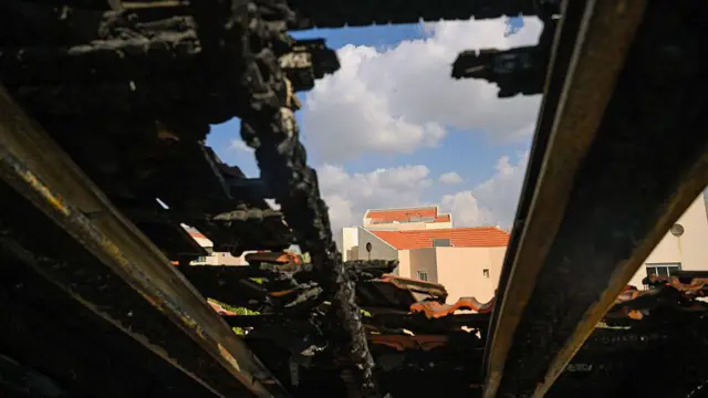 16 मार्च को इसराइल के शोहाम में एक ईरानी हमले में रिहायशी इलाक़े में नुक़सान हुआ. ईरान लगातार इसराइल में ड्रोन और मिसाइल हमले कर रहा है
