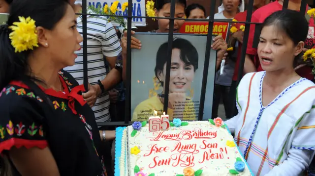 ၂၀၁၀ အရှေ့ပိုင်းကာလက  နေအိမ်အကျယ်ချုပ်ကျနေတဲ့ ဒေါ်အောင်ဆန်းစုကြည် အတွက်မွေးနေ့ပွဲနဲ့  လွတ်မြောက်ဖို့ ဆန္ဒထုတ်ဖော်သရုပ်ပြမှု။